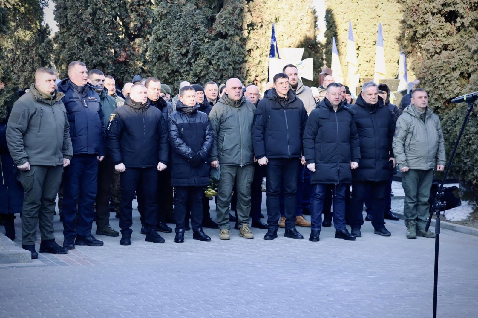 Чоловіки стоять на дворі.